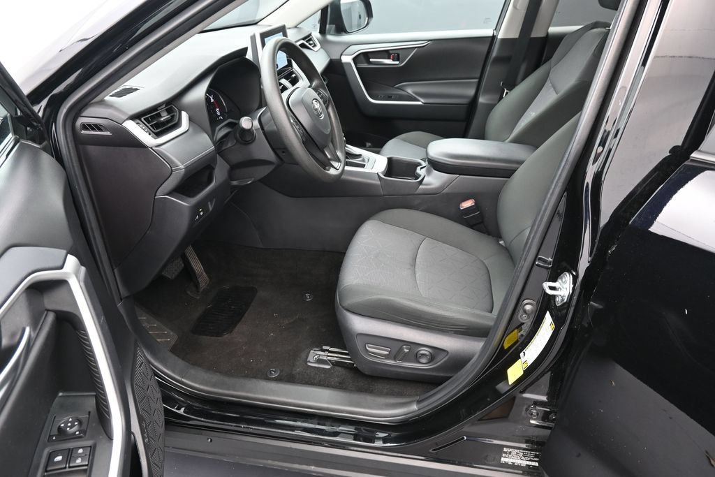 Used 2025 Toyota RAV4 XLE FWD image 16
