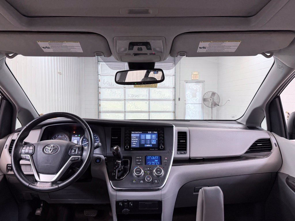 Used 2018 Toyota Sienna XLE w/ XLE Navigation Package FWD image 22