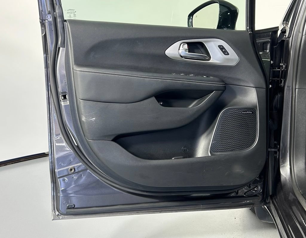 Used 2023 Chrysler Pacifica Limited w/ Uconnect Theater Family Group FWD image 35