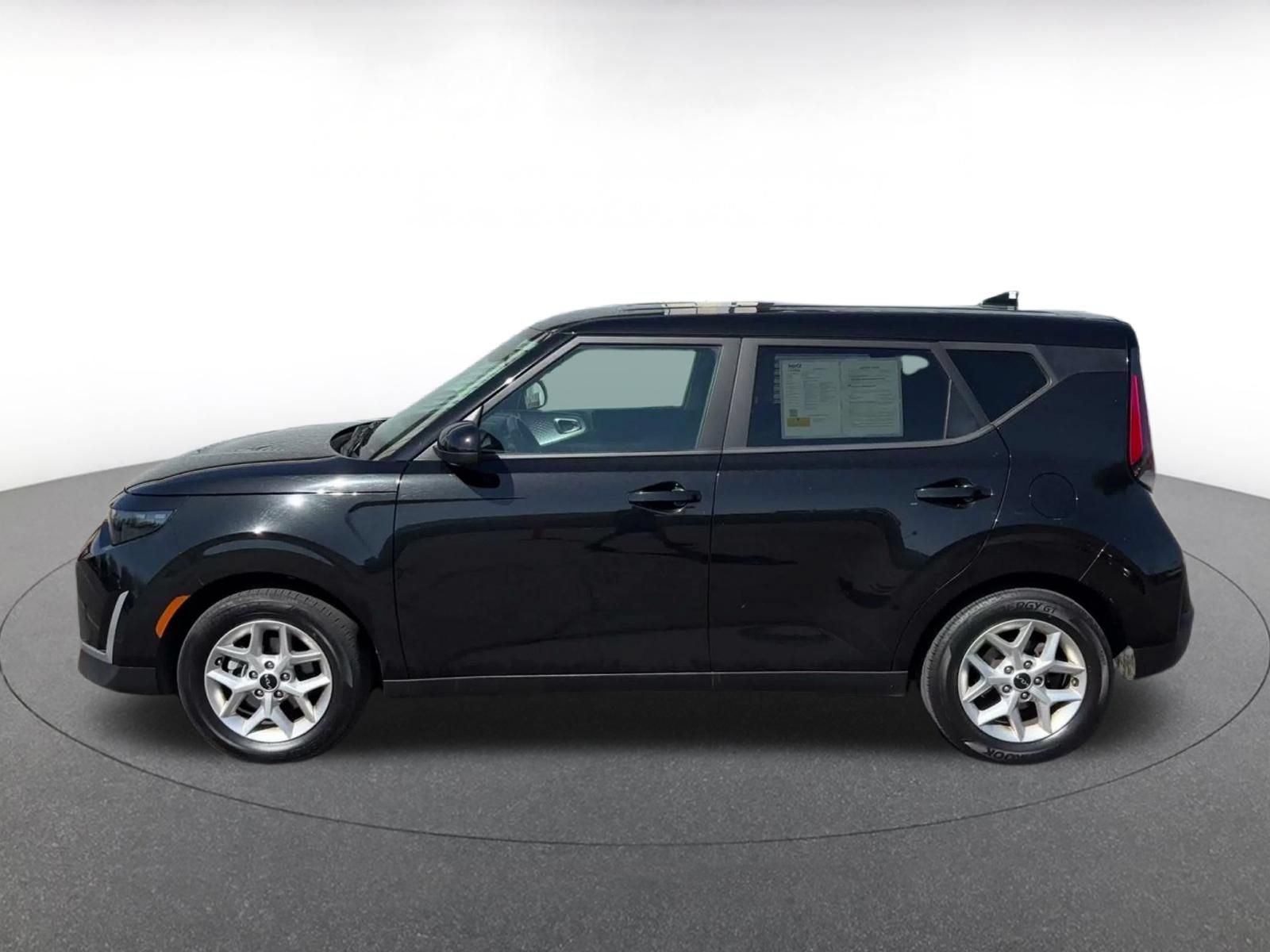 Used 2025 Kia Soul LX w/ LX Technology Package FWD image 8