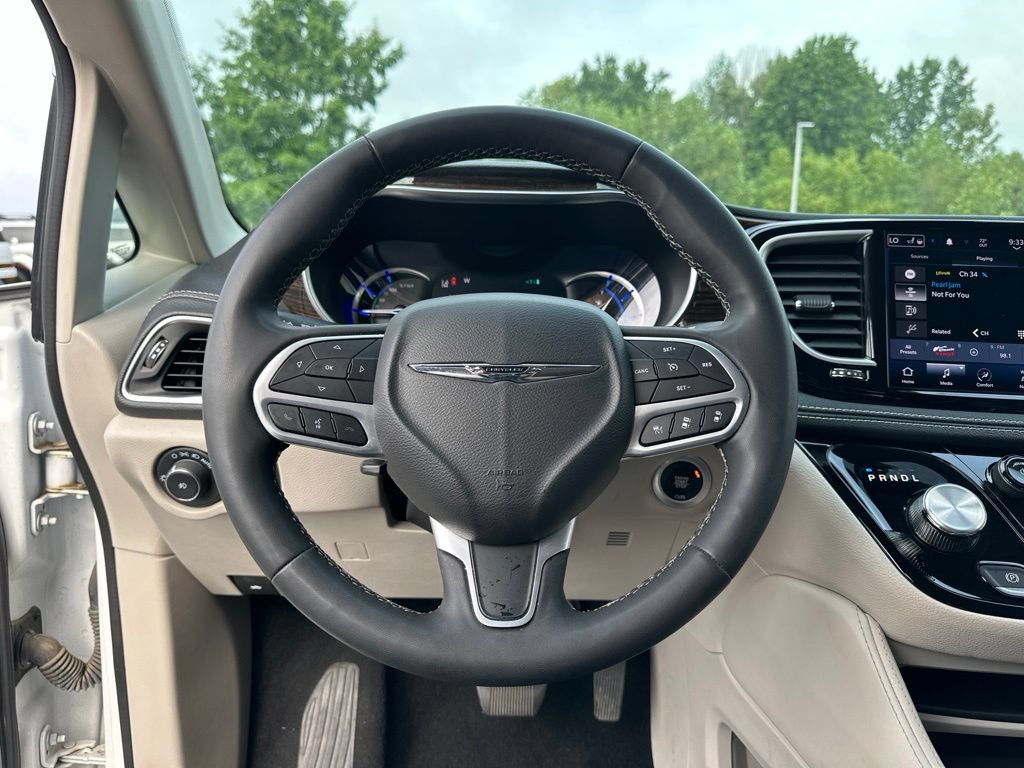 Used 2023 Chrysler Pacifica Limited FWD image 46