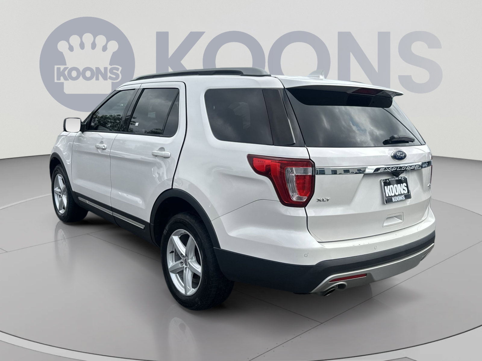 Used 2017 Ford Explorer XLT w/ Equipment Group 202A AWD/4WD image 14