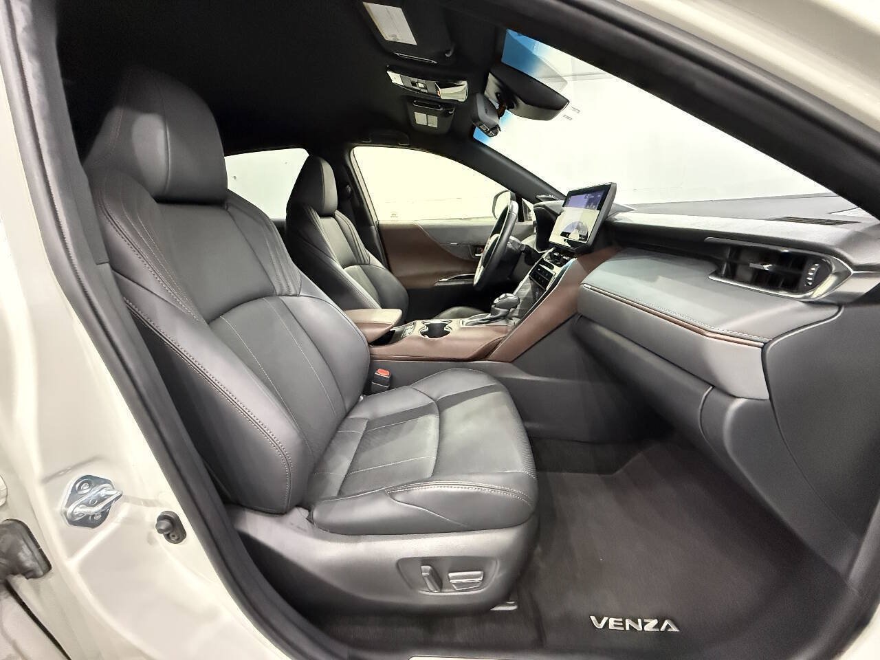 Used 2021 Toyota Venza Limited AWD/4WD image 13