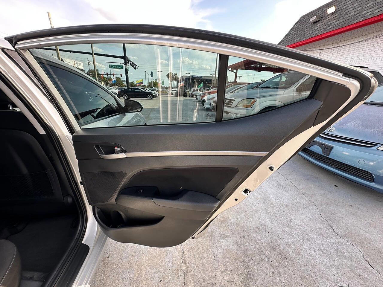 Used 2018 Hyundai Elantra Value Edition FWD image 14