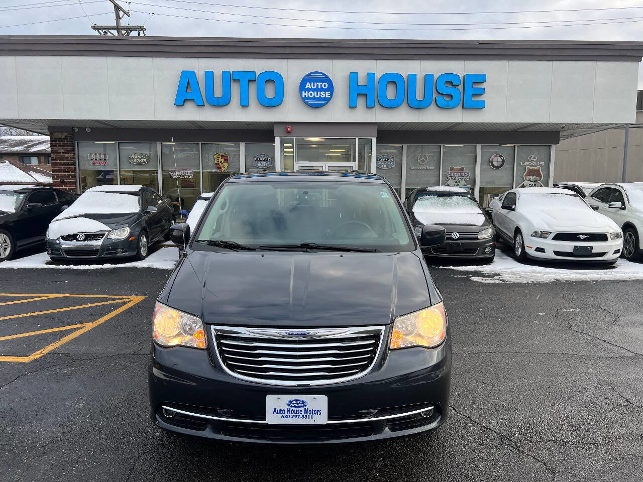 Used 2014 Chrysler Town & Country Touring image 2