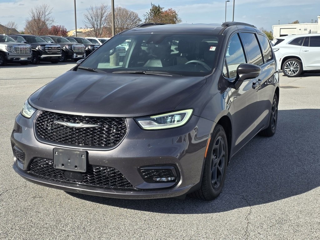 Used 2021 Chrysler Pacifica Limited w/ Uconnect Theater Family Group image 3