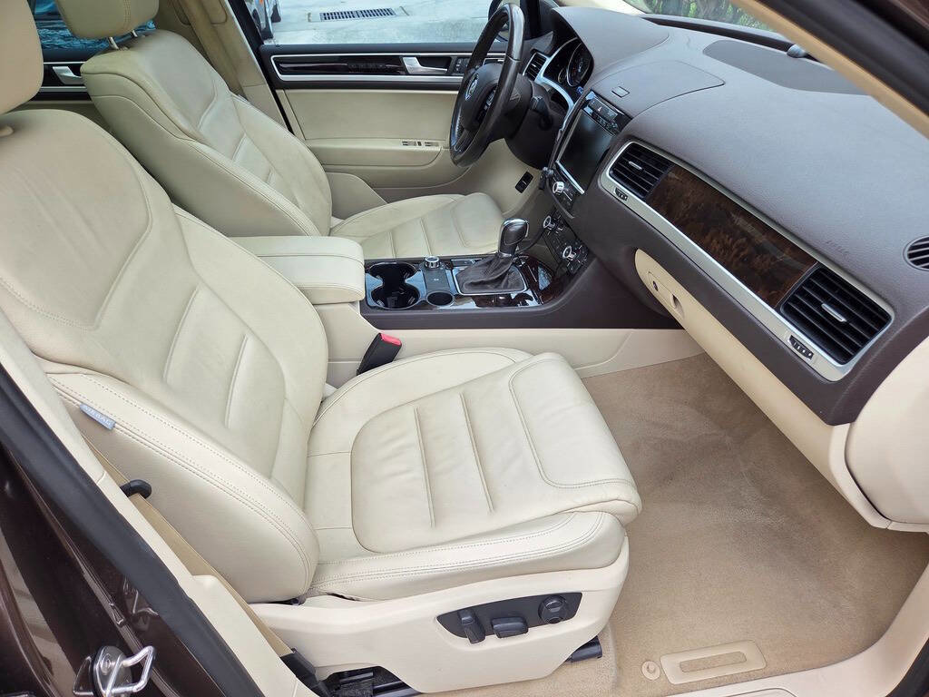 Used 2013 Volkswagen Touareg Executive AWD/4WD image 16