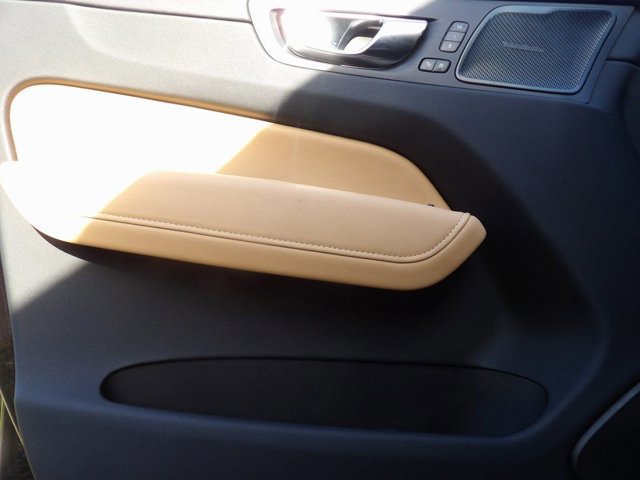 Certified 2023 Volvo XC60 B5 Ultimate w/ Climate Package image 10