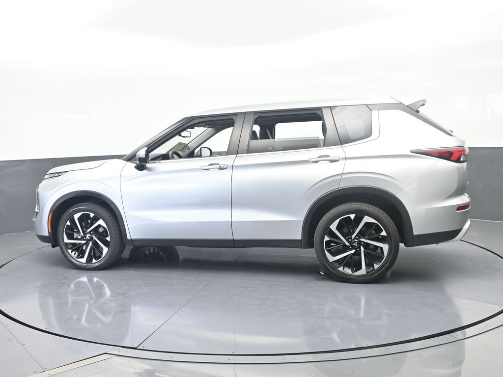 Used 2024 Mitsubishi Outlander SE image 3