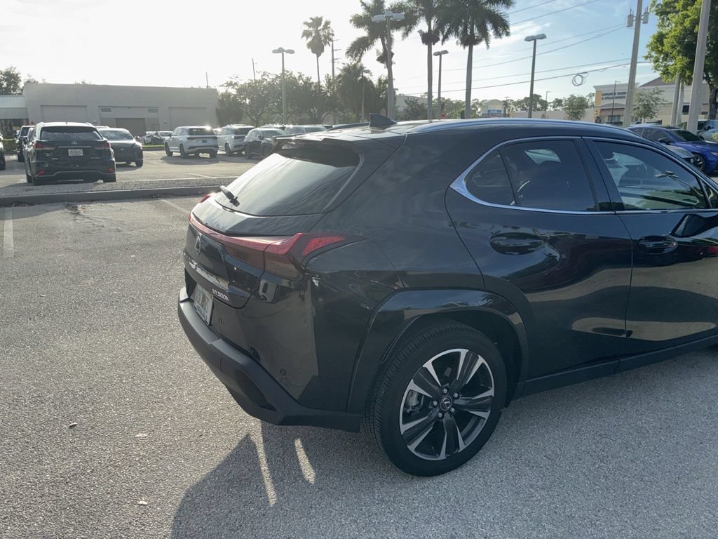 Used 2025 Lexus UX 300h FWD image 4