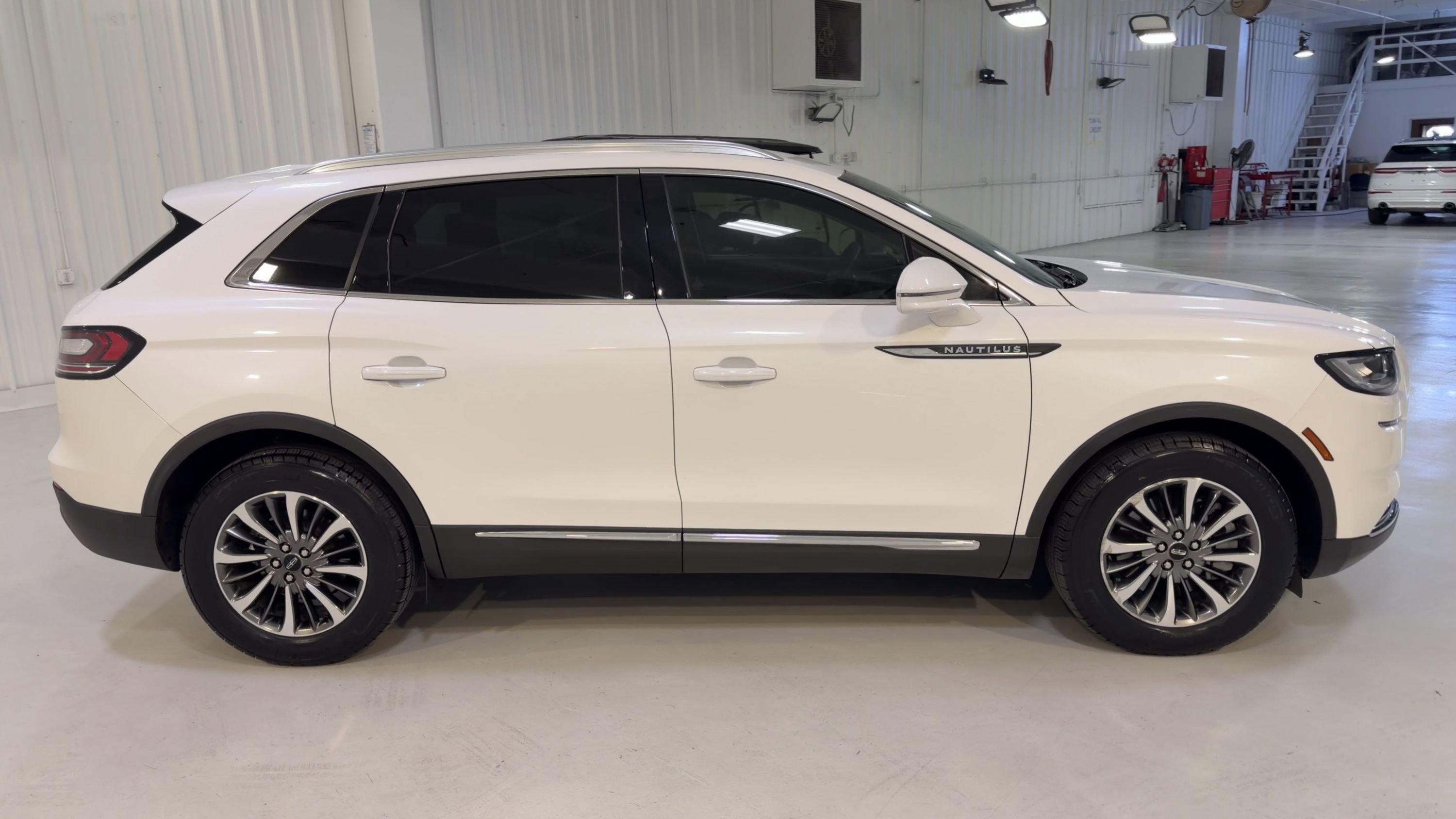 Used 2023 Lincoln Nautilus FWD w/ Premium Package image 2