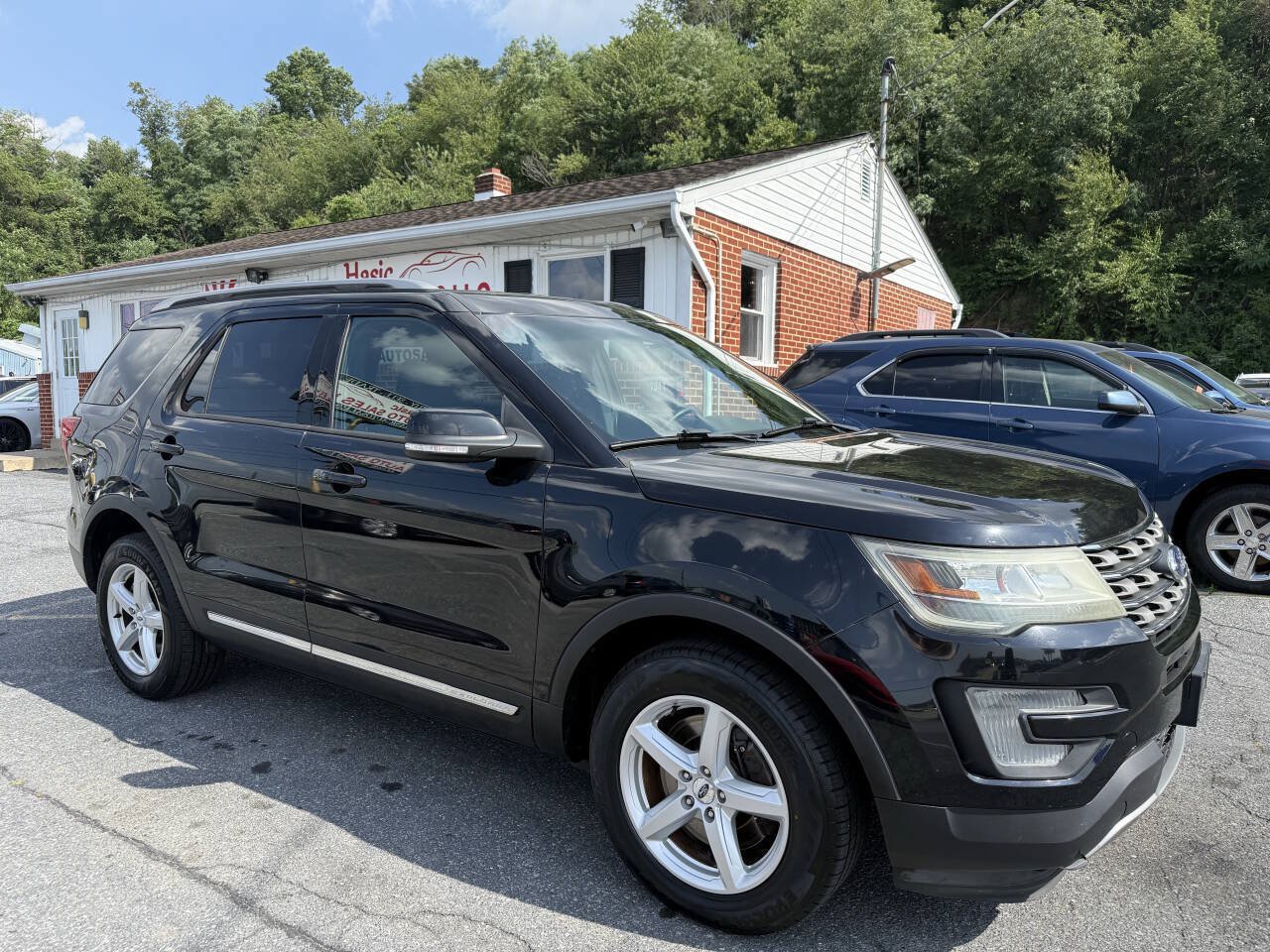 Used 2017 Ford Explorer XLT AWD/4WD image 3