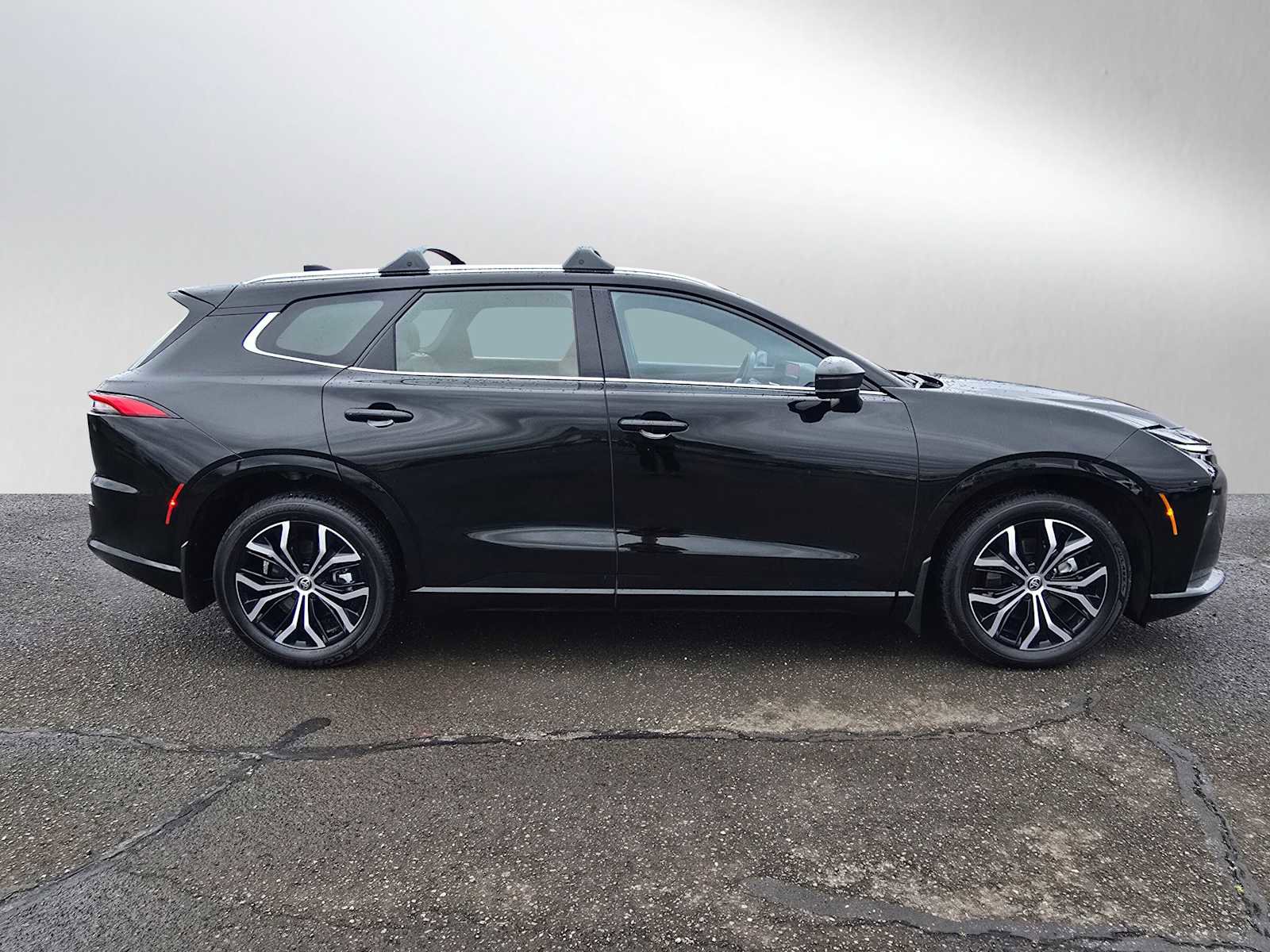 Used 2025 Toyota Crown Signia XLE image 2