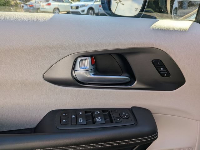 Used 2024 Chrysler Pacifica Touring-L FWD image 13