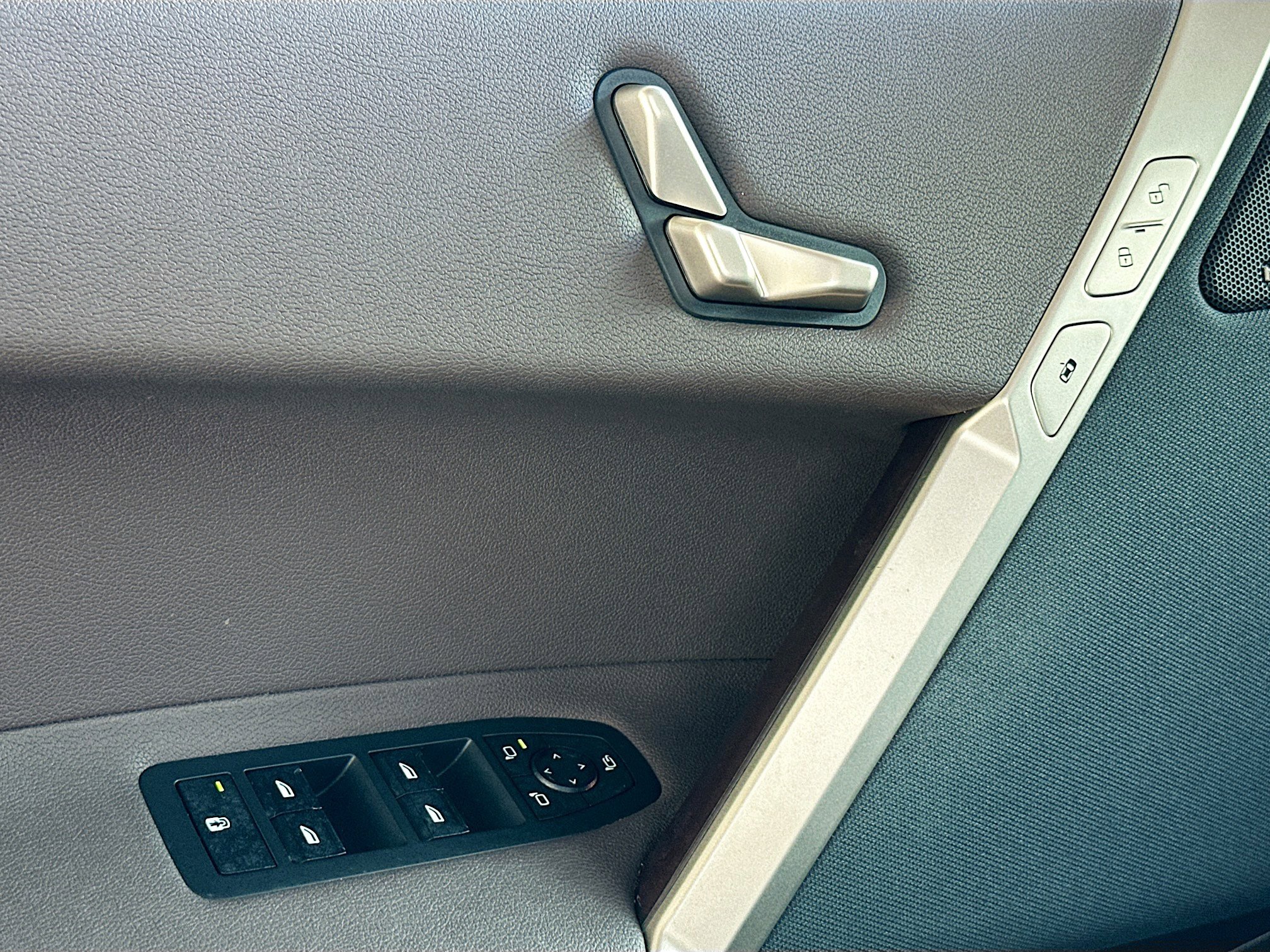 Used 2024 BMW iX xDrive50 w/ Sport Package image 18