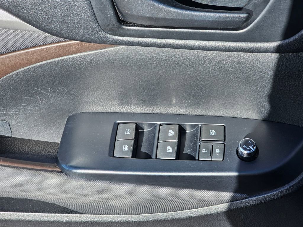Used 2018 Toyota Highlander LE w/ Carpet Mat Package (TMS) FWD image 13