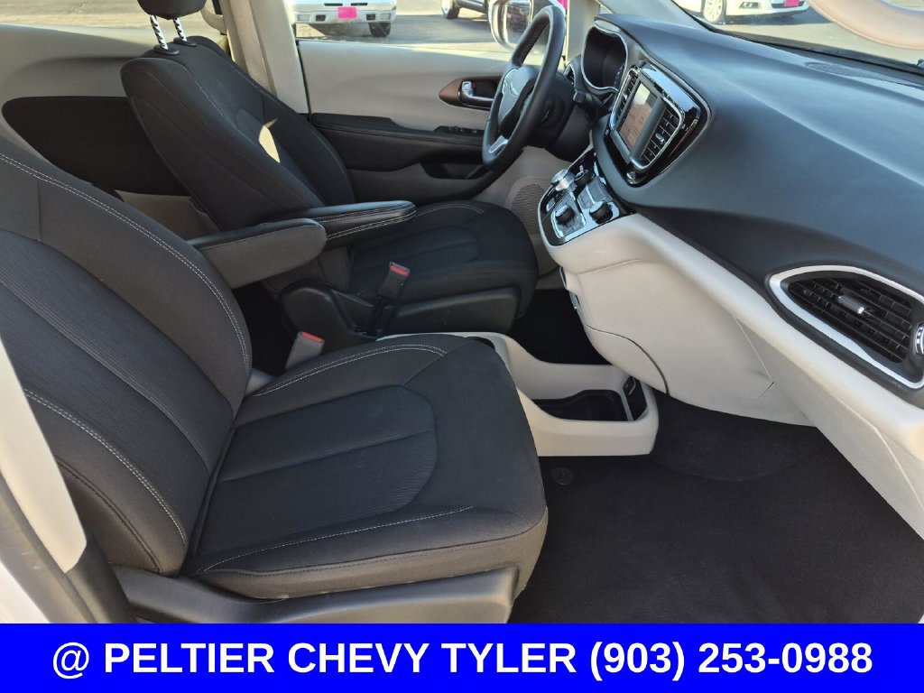 Used 2023 Chrysler Voyager LX FWD image 11