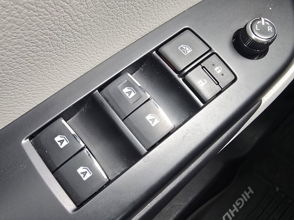 Used 2017 Toyota Highlander Limited image 28