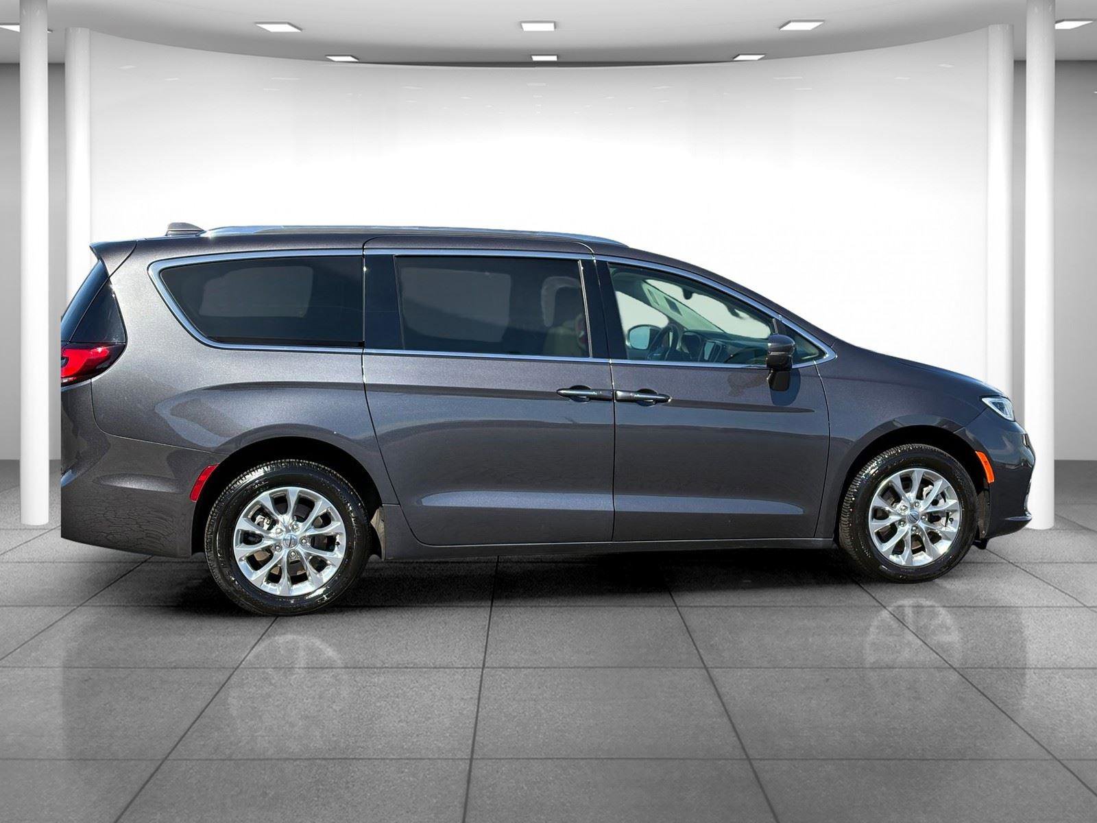 Used 2021 Chrysler Pacifica Touring-L image 8