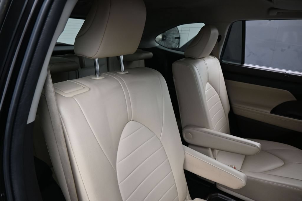 Used 2022 Toyota Highlander XLE FWD image 39