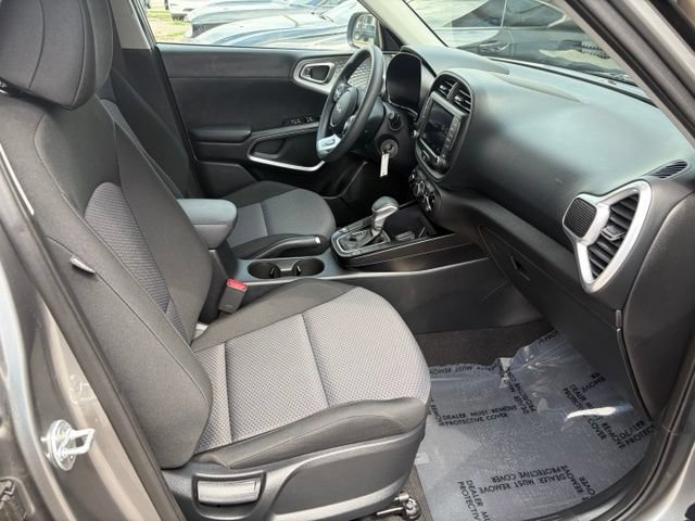 Used 2025 Kia Soul LX w/ LX Technology Package FWD image 33