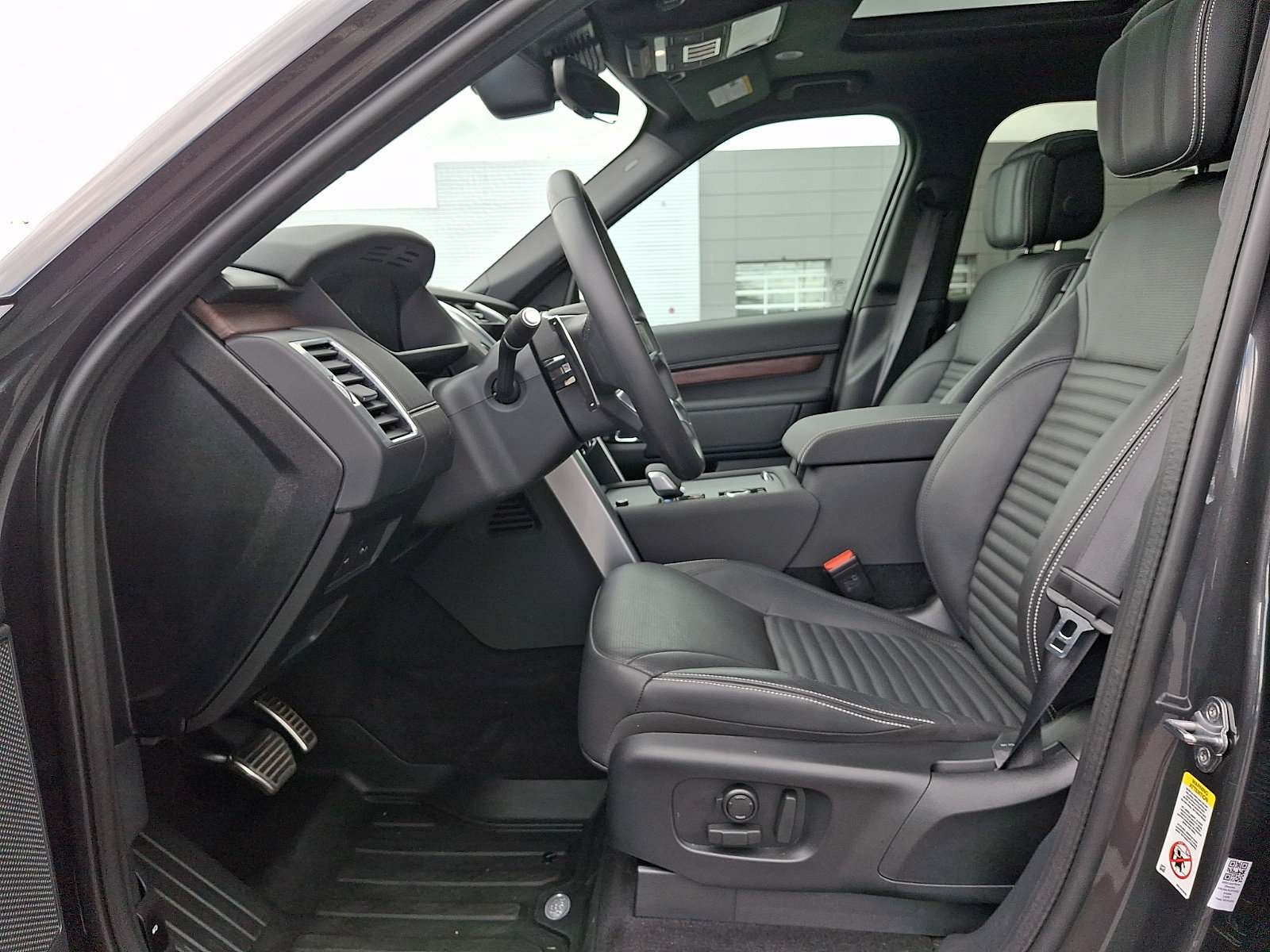 Used 2025 Land Rover Discovery Dynamic SE AWD/4WD image 14