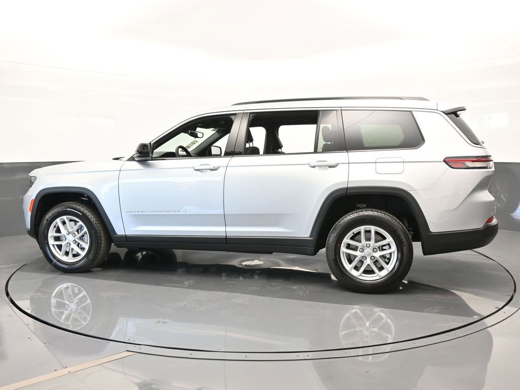 Used 2024 Jeep Grand Cherokee L Laredo image 3