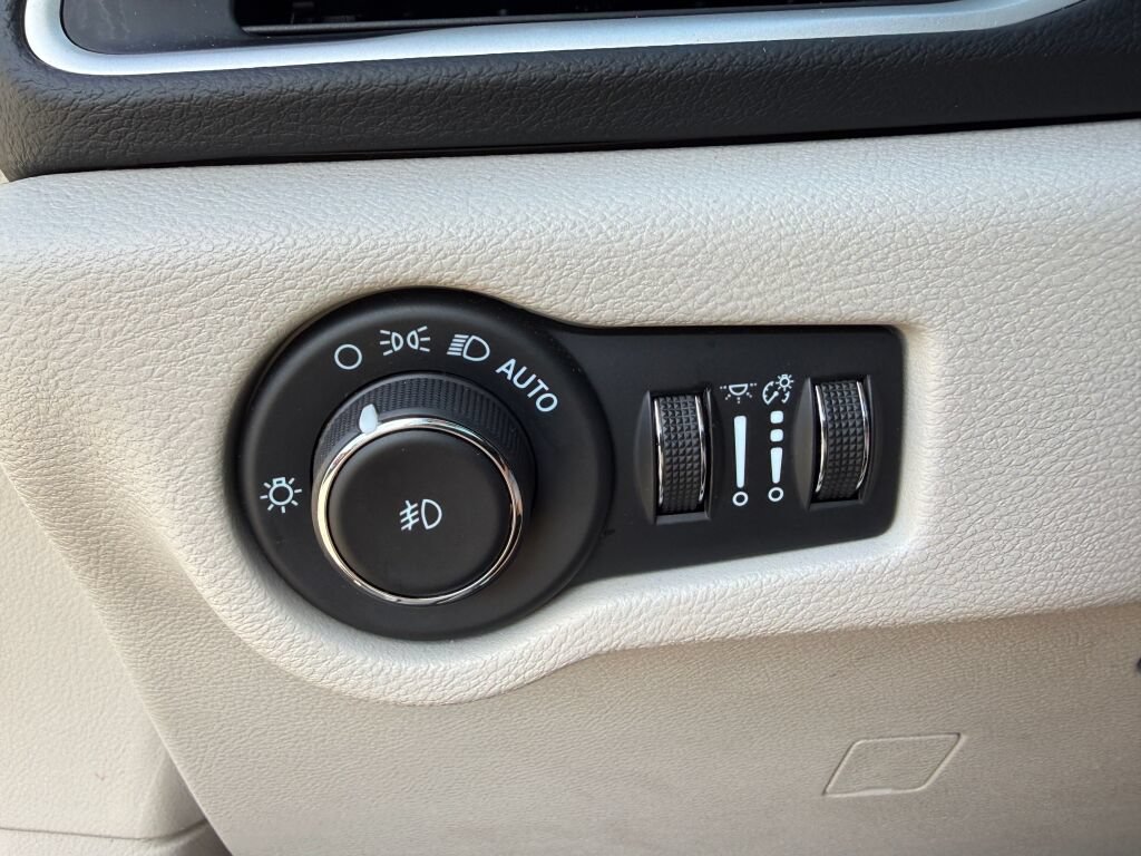Used 2024 Chrysler Pacifica Touring-L FWD image 34