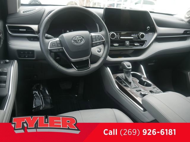 Used 2024 Toyota Highlander Limited AWD/4WD image 44