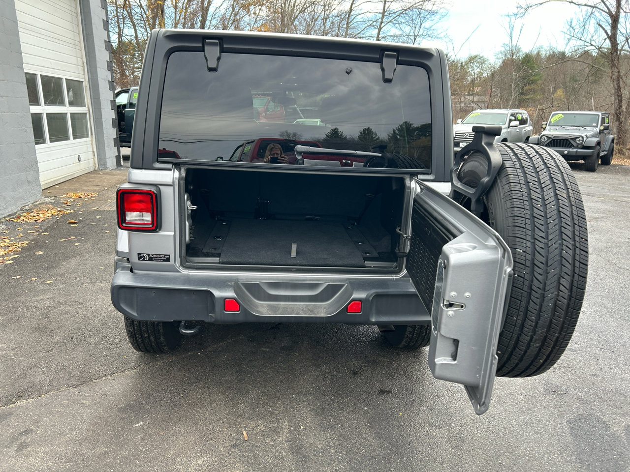 Used 2020 Jeep Wrangler Unlimited Sahara image 8