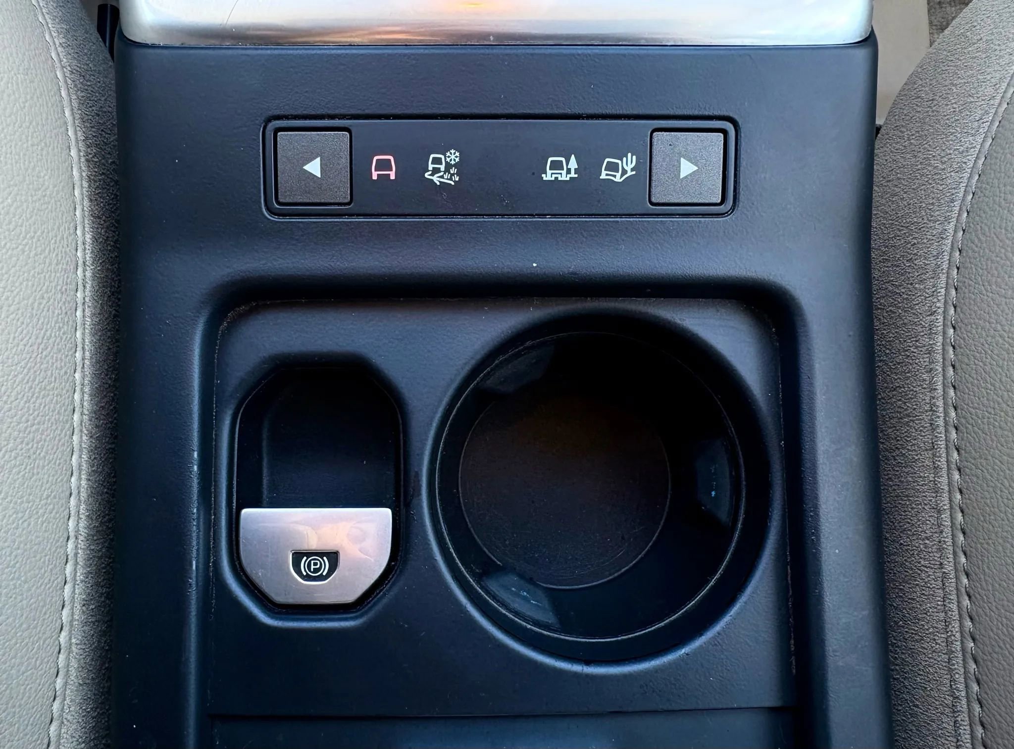 Used 2015 Land Rover LR2 image 34