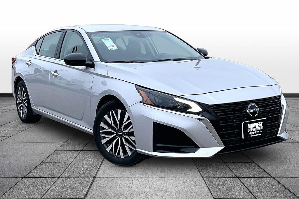 Used 2024 Nissan Altima 2.5 SV FWD image 2