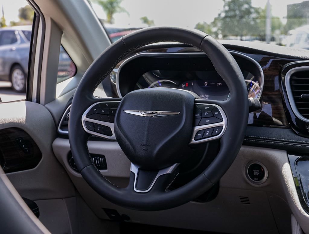 Used 2023 Chrysler Pacifica Limited FWD image 25