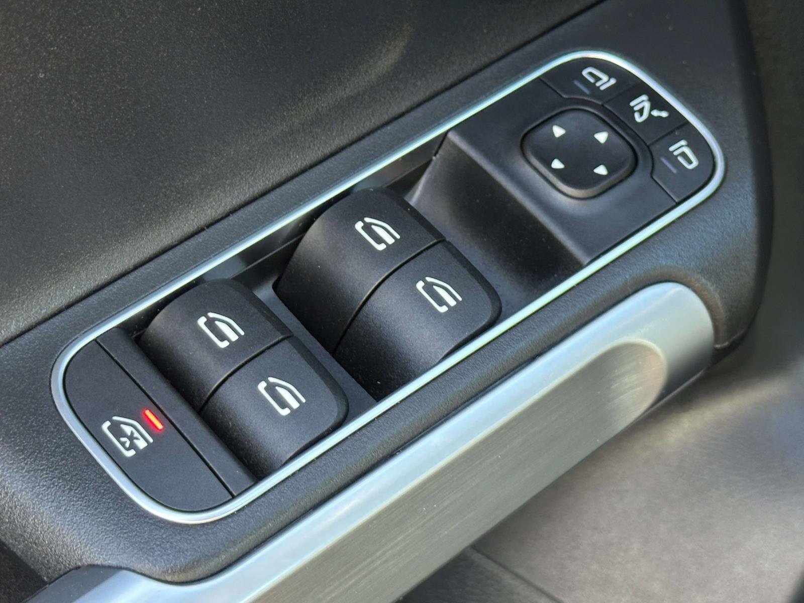 Used 2023 Mercedes-Benz GLB 250 4MATIC w/ Premium Package image 17