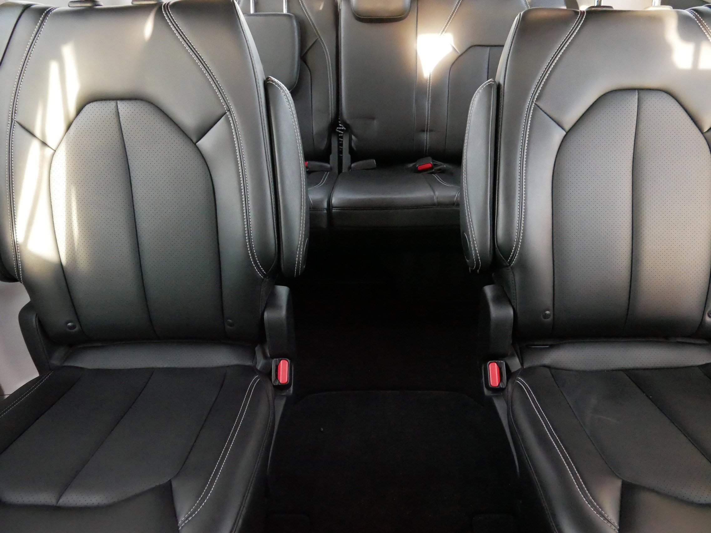 Used 2024 Chrysler Pacifica Touring-L w/ Road Tripper Package image 13