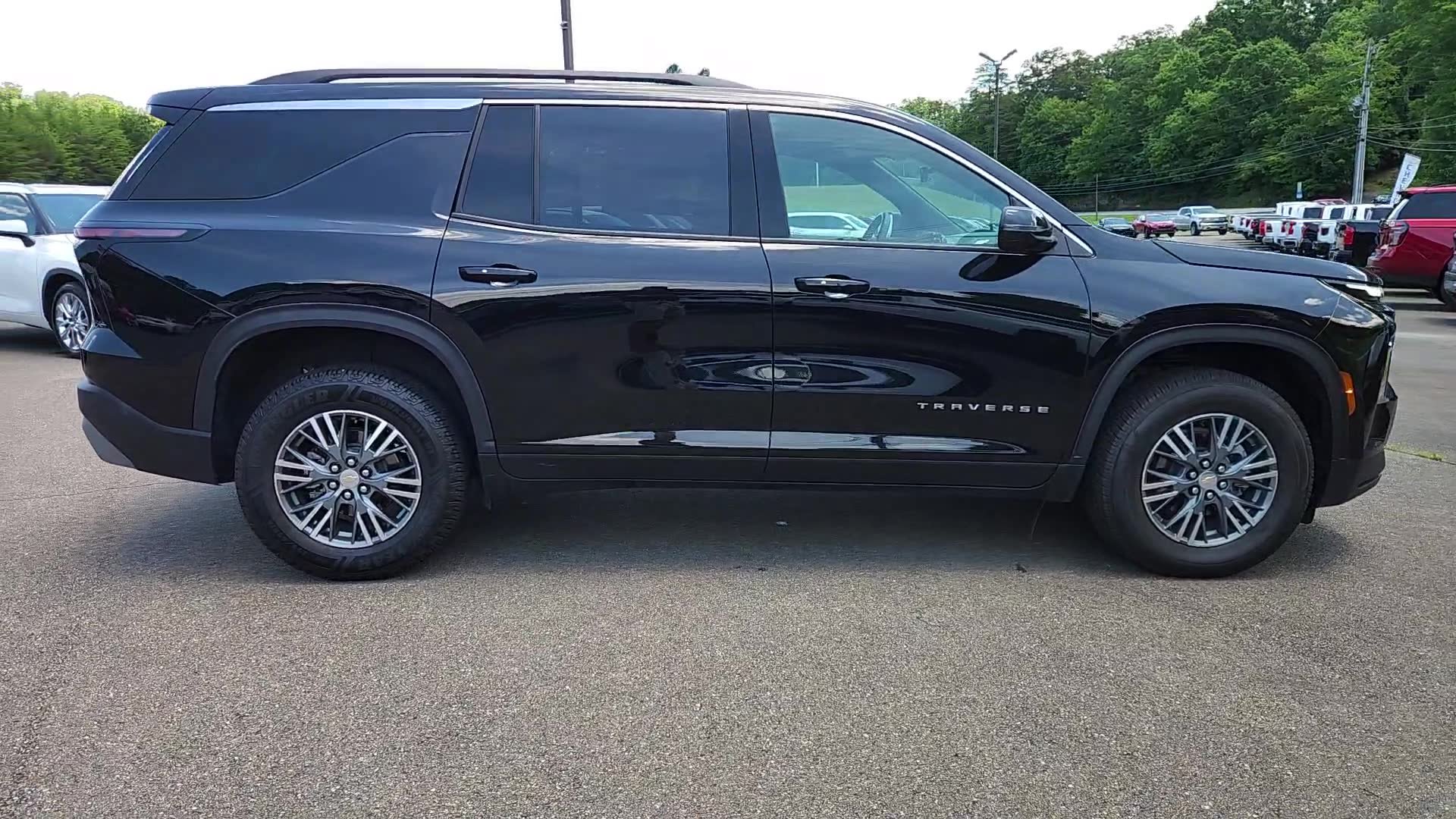 Used 2025 Chevrolet Traverse LT FWD image 8