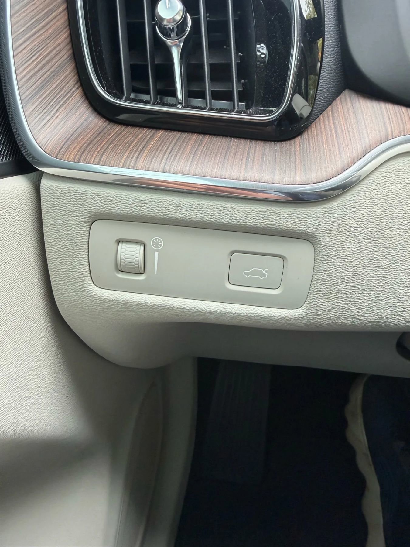 Used 2022 Volvo XC60 B5 Momentum image 18