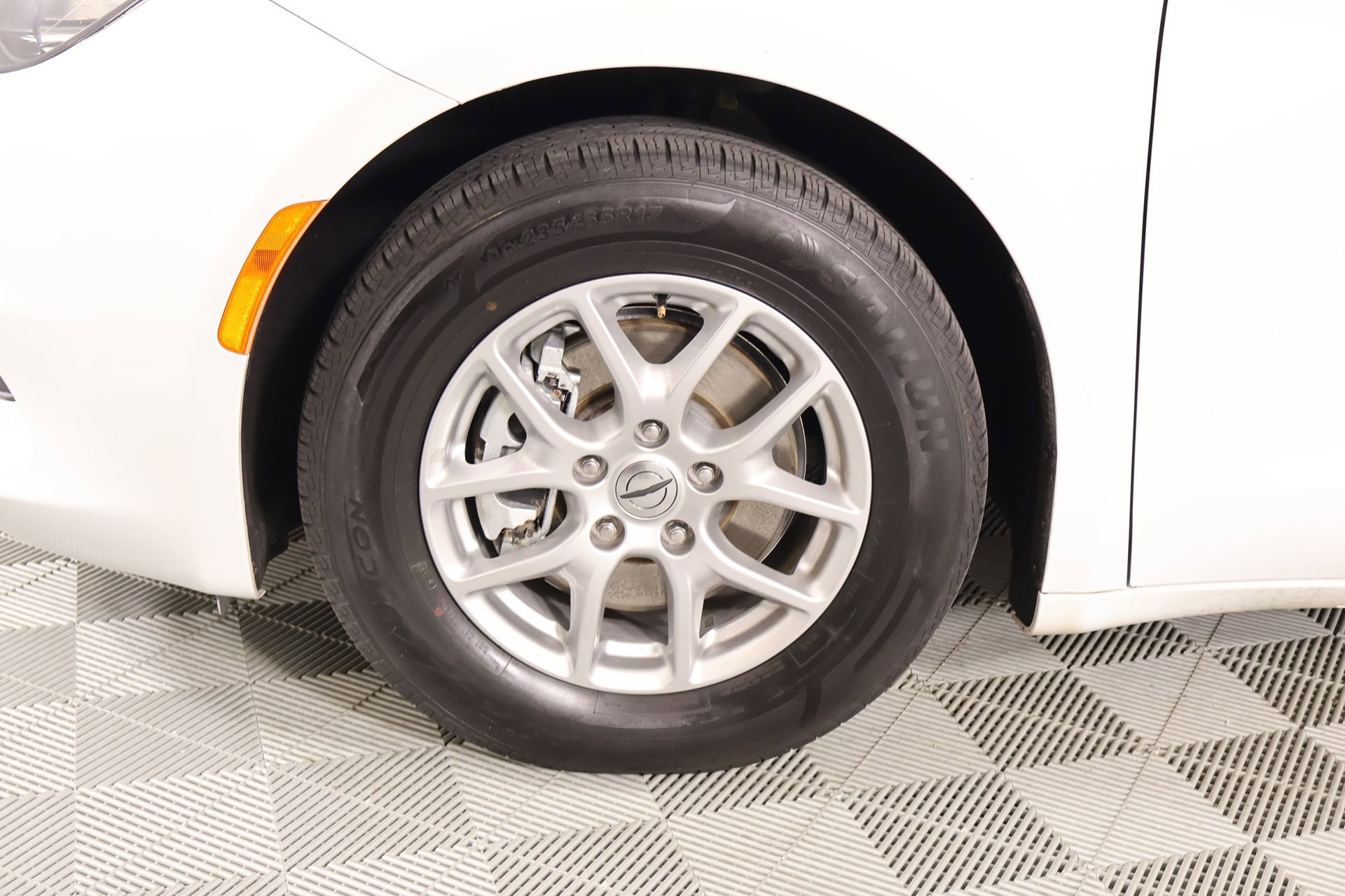 Used 2022 Chrysler Voyager LX image 17