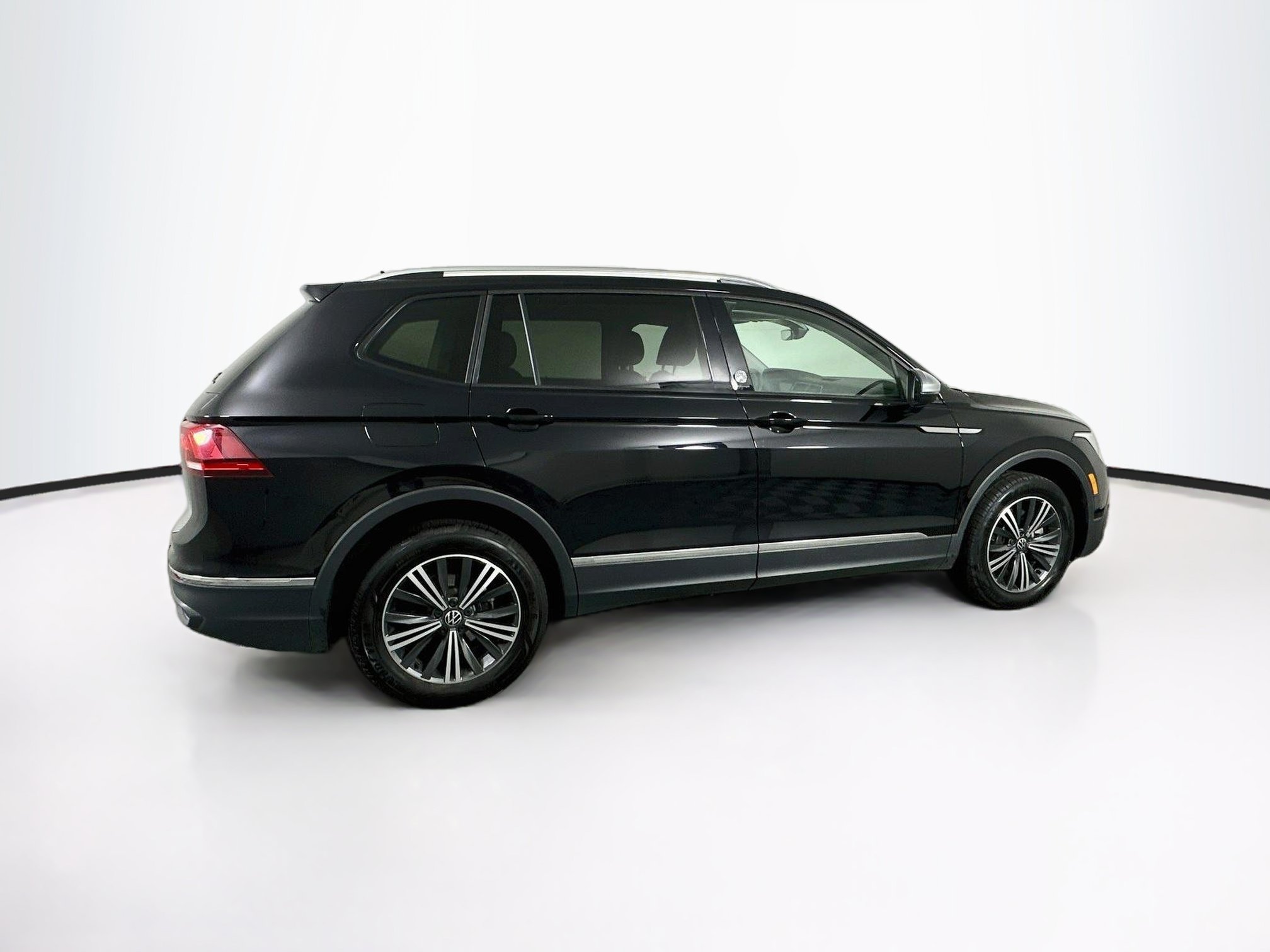 Used 2024 Volkswagen Tiguan Wolfsburg Edition FWD image 10