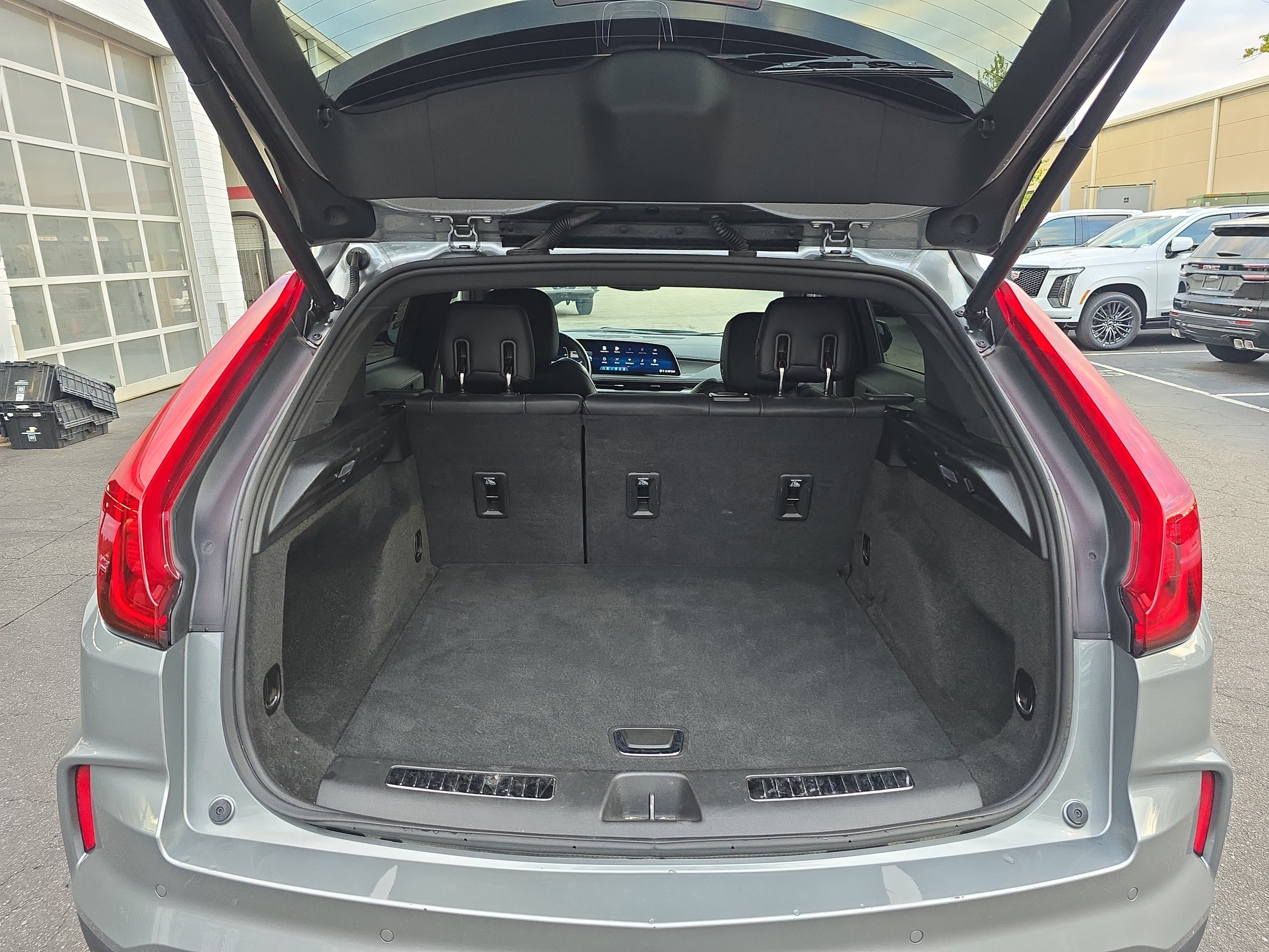 Used 2025 Cadillac XT4 Premium Luxury FWD image 12