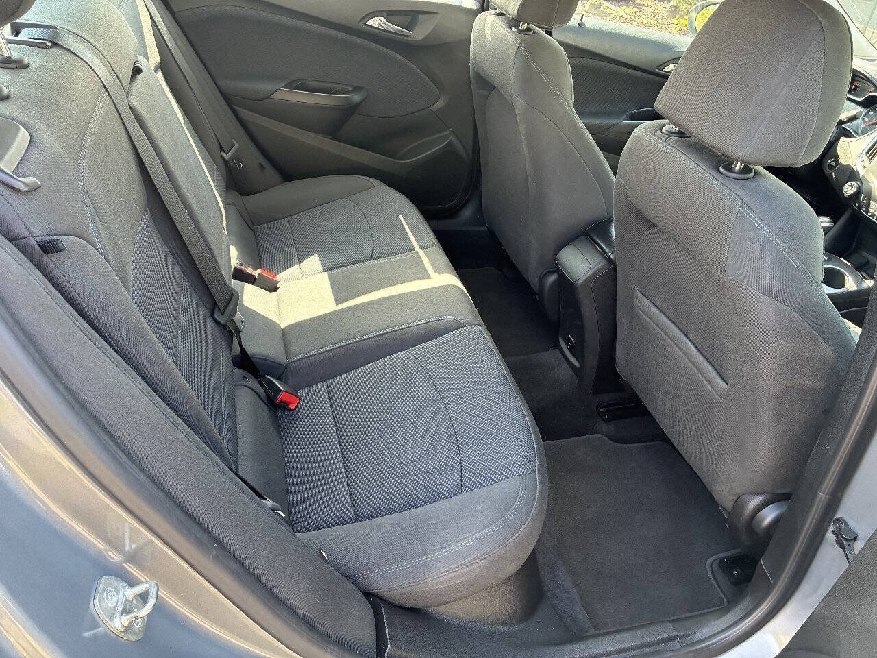 Used 2018 Chevrolet Cruze LT w/ Convenience Package FWD image 8