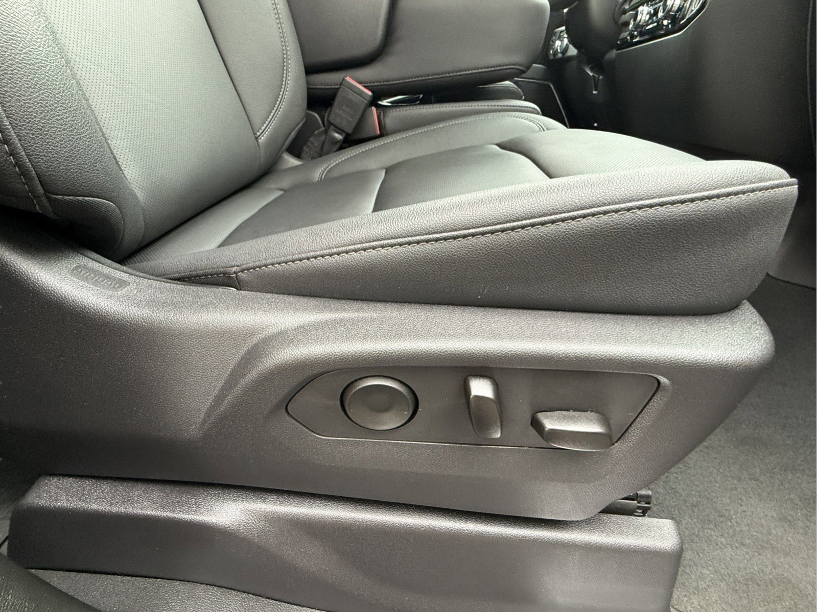 Certified 2025 GMC Sierra 1500 SLT image 52