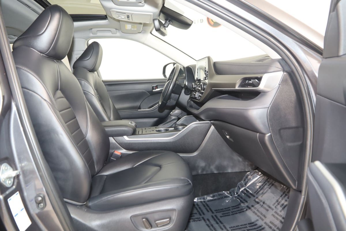 Used 2021 Toyota Highlander XLE AWD/4WD image 12