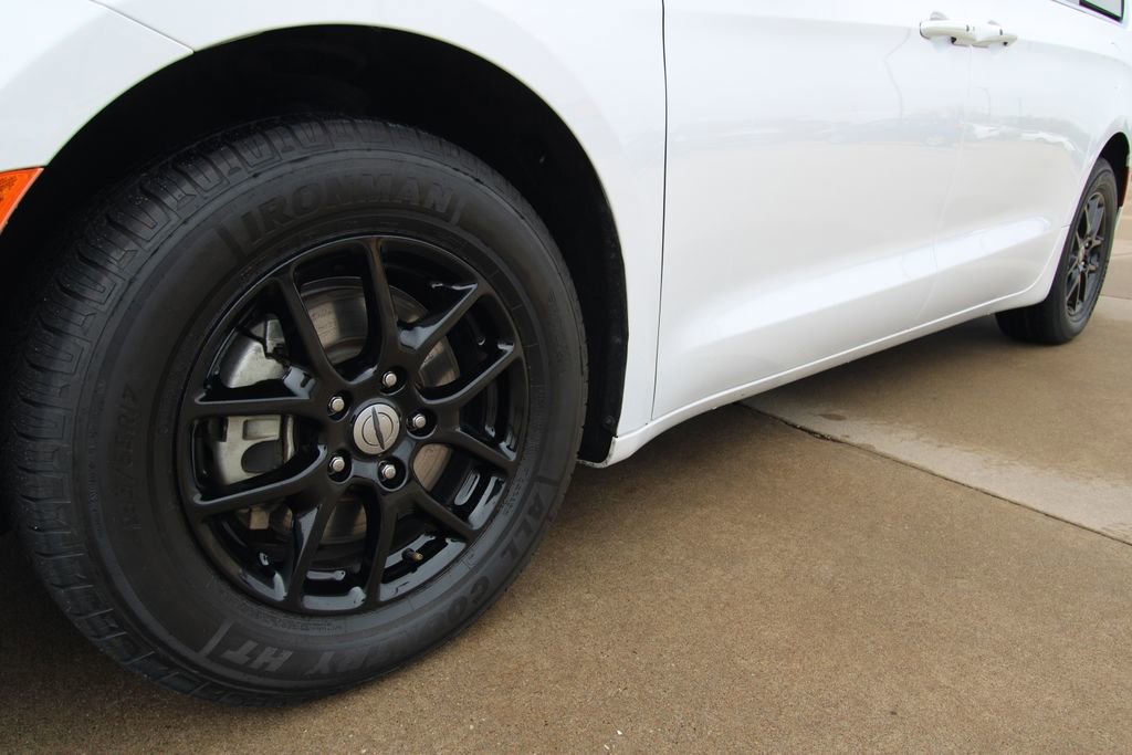 Used 2024 Chrysler Pacifica Touring-L image 12