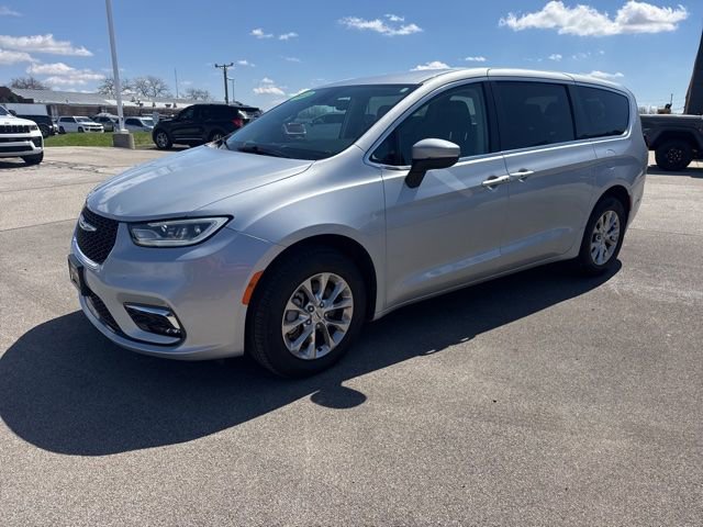 Used 2023 Chrysler Pacifica Touring-L image 3