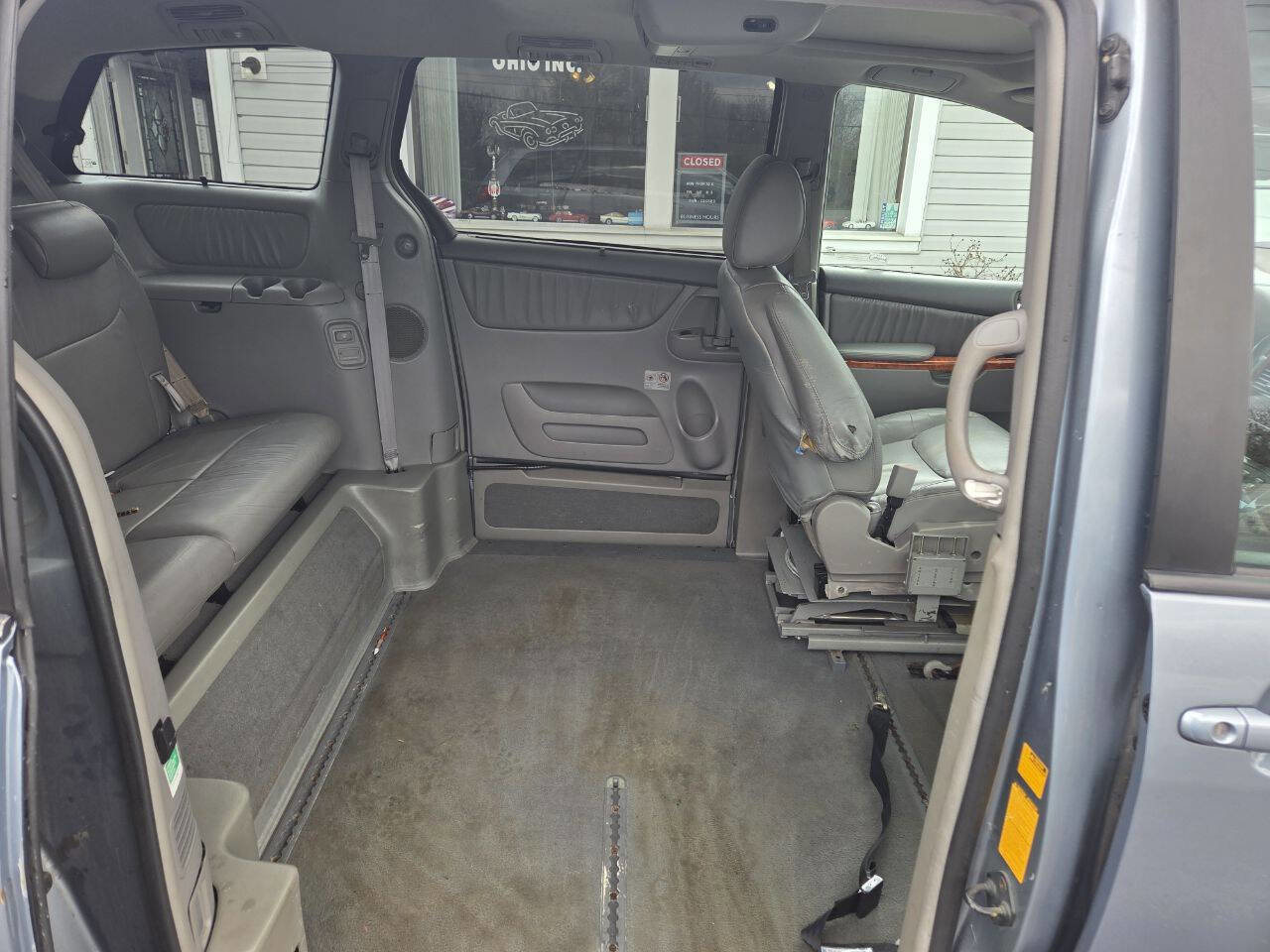 Used 2010 Toyota Sienna FWD image 9