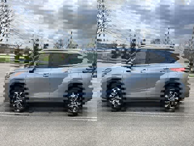 Used 2022 Toyota Highlander XLE image 2