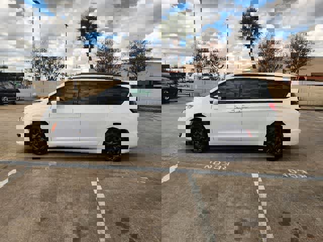 Used 2020 Chrysler Pacifica Touring-L Plus image 3