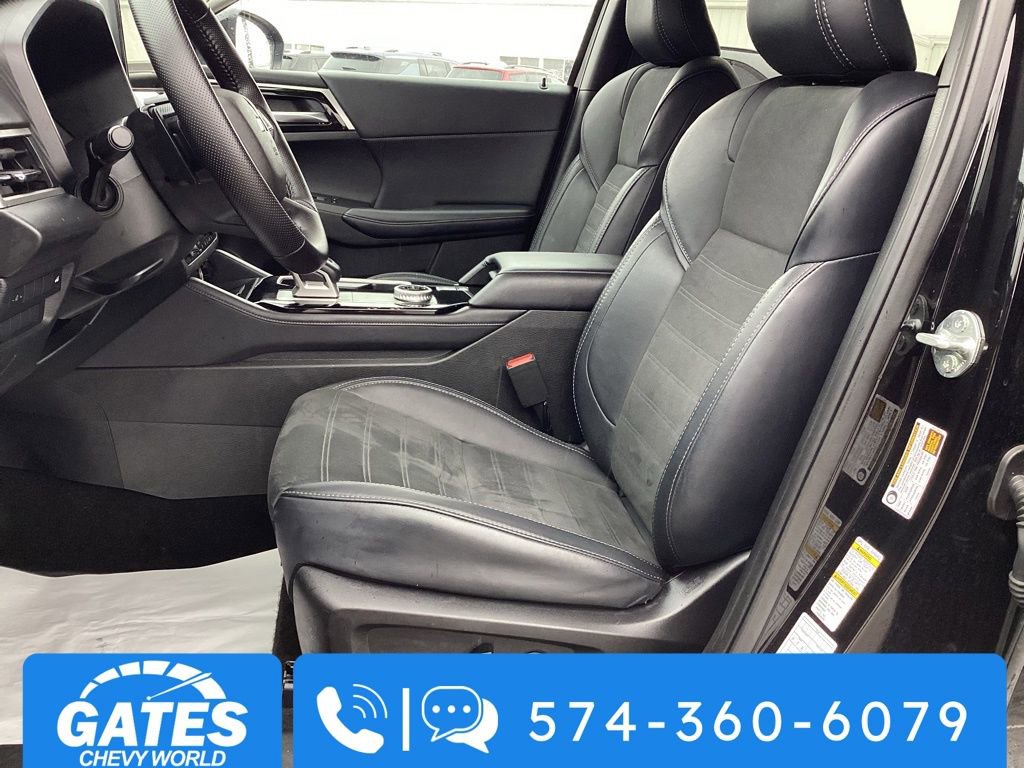 Used 2025 Mitsubishi Outlander SE image 13