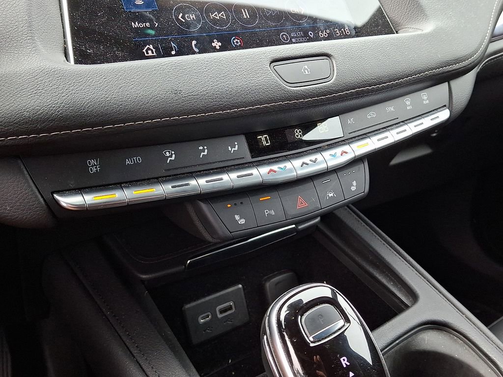 Used 2023 Cadillac XT4 Luxury w/ Cold Weather Package AWD/4WD image 15